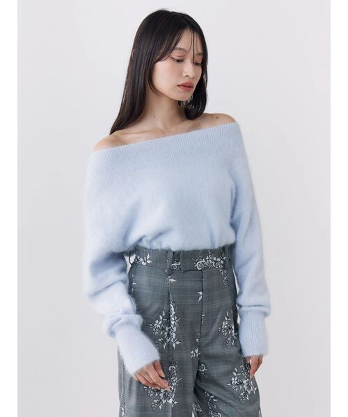 TONAL(トーナル)の「アンゴラオフショルニット(ニット/セーター・レディース・ライトブルー/アイボリー/レッド/グレー・MEDIUM)」の3枚目の写真