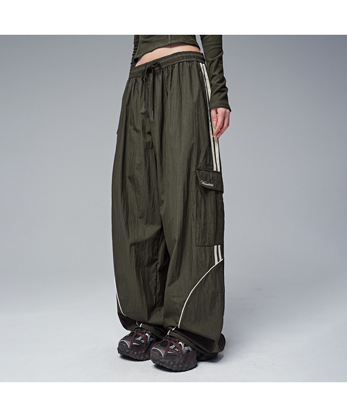AVANDRESS（アバンドレス ）の「ノア CN トラックパンツ_7カラー（スウェットパンツ・レディース・ネイビー/ホワイト/チャコールグレー/ダークブラウン/ブラック/マジェンタ/カーキ・SMALL/MEDIUM/LARGE）」の5枚目の写真