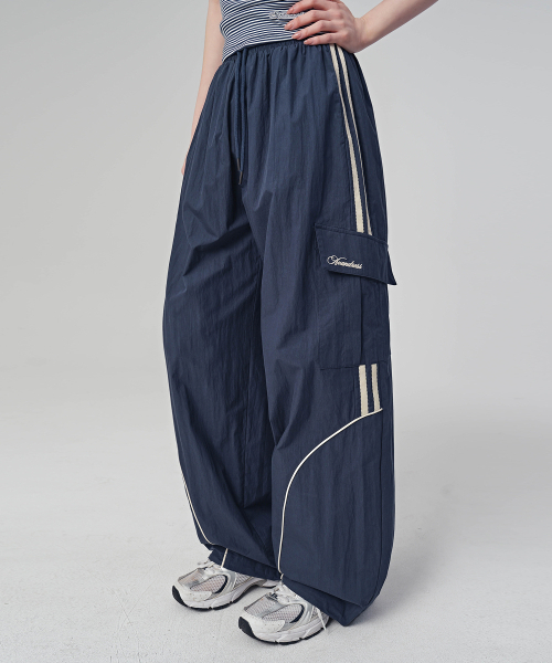 AVANDRESS（アバンドレス ）の「ノア CN トラックパンツ_7カラー（スウェットパンツ・レディース・ネイビー/ホワイト/チャコールグレー/ダークブラウン/ブラック/マジェンタ/カーキ・SMALL/MEDIUM/LARGE）」の8枚目の写真