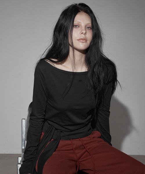 GROWHIDE(グロウハイド)の「イローブ アシンメトリーストラップ 長袖Tシャツ_ブラック(Tシャツ/カットソー・レディース・ブラック・FREE)」の2枚目の写真