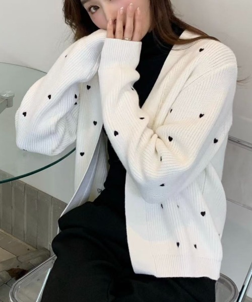 BIRTHDAY BASH(バースデイバッシュ)の「HEART DOT KNIT CARDIGAN(ハートドットニットカーディガン)(カーディガン/ボレロ・レディース・ブラック/ホワイト・FREE)」の2枚目の写真