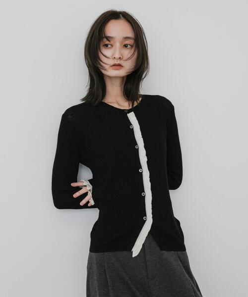 SENSE OF PLACE by URBAN RESEARCH(センスオブプレイスバイアーバンリサーチ)の「『洗濯可』ミニフリルニットカーディガン(カーディガン/ボレロ・レディース・ホワイト系その他/ブラック系その他/レッド系その他・ONE)」の1枚目の写真