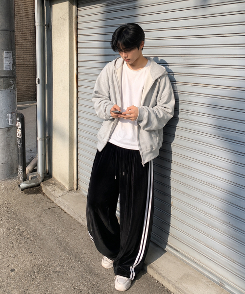 MOZMOZ(モズモズ)の「ベルベットワイドトラックパンツ ブラック(スウェットパンツ・レディース・ブラック・3/LARGE/X-LARGE)」の2枚目の写真