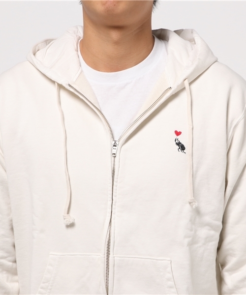 BOHEMIANS（ボヘミアンズ）の「BOHEMIANS/ボヘミアンズ　別注BEETLE EMB SWEAT ZIP PARKA（パーカー・メンズ・ホワイト/ネイビー・SMALL/MEDIUM/LARGE）」の6枚目の写真