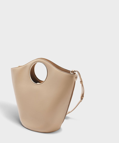 CHARLES & KEITH(チャールズ & キース)の「サーキュラーカットアウトハンドルトートバッグ / CIRCULAR CUT OUT HANDLE TOTE BAG(トートバッグ・レディース・ブラウン系その他/グリーン・XL)」の4枚目の写真