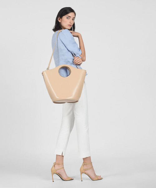 CHARLES & KEITH(チャールズ & キース)の「サーキュラーカットアウトハンドルトートバッグ / CIRCULAR CUT OUT HANDLE TOTE BAG(トートバッグ・レディース・ブラウン系その他/グリーン・XL)」の6枚目の写真