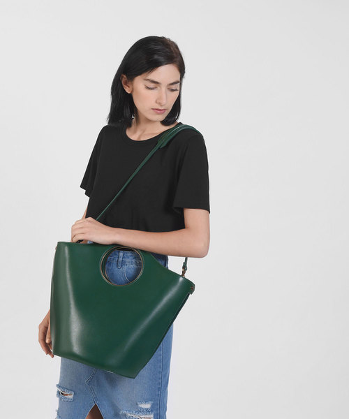 CHARLES & KEITH(チャールズ & キース)の「サーキュラーカットアウトハンドルトートバッグ / CIRCULAR CUT OUT HANDLE TOTE BAG(トートバッグ・レディース・ブラウン系その他/グリーン・XL)」の10枚目の写真