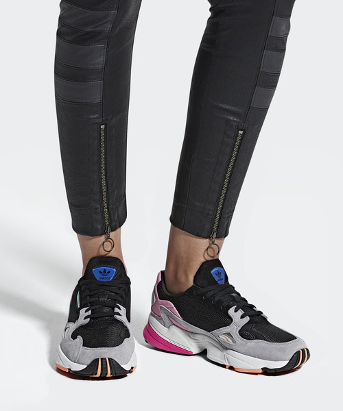 adidas（アディダス）の「アディダスファルコン ［adidasFALCON W］オリジナルス（スニーカー・レディース・ブラック系その他・22.0cm/22.5cm/23.0cm/23.5cm/24.0cm/24.5cm/25.0cm/25.5cm/26.0cm/26.5cm/27.0cm/27.5cm/28.0cm）」の9枚目の写真