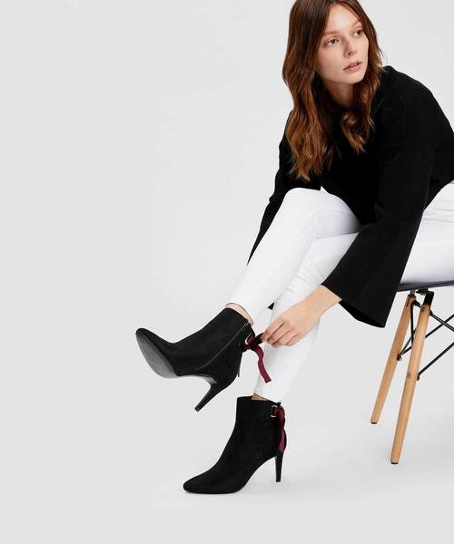 CHARLES & KEITH(チャールズ & キース)の「レースアップボウアンクルブーツ / LACE UP BOW ANKLE BOOTS(ブーツ・レディース・ブルーグリーン/ブラック/ライトベージュ・24.5cm/25cm/23cm/23.5cm/25.5cm/22.5cm)」の9枚目の写真