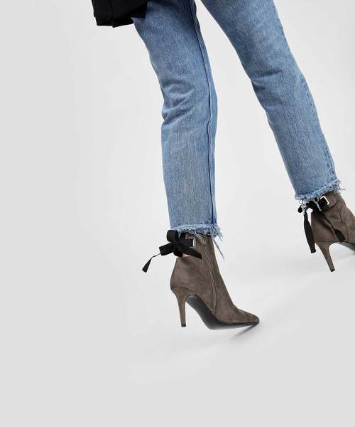 CHARLES & KEITH(チャールズ & キース)の「レースアップボウアンクルブーツ / LACE UP BOW ANKLE BOOTS(ブーツ・レディース・ブルーグリーン/ブラック/ライトベージュ・24.5cm/25cm/23cm/23.5cm/25.5cm/22.5cm)」の10枚目の写真