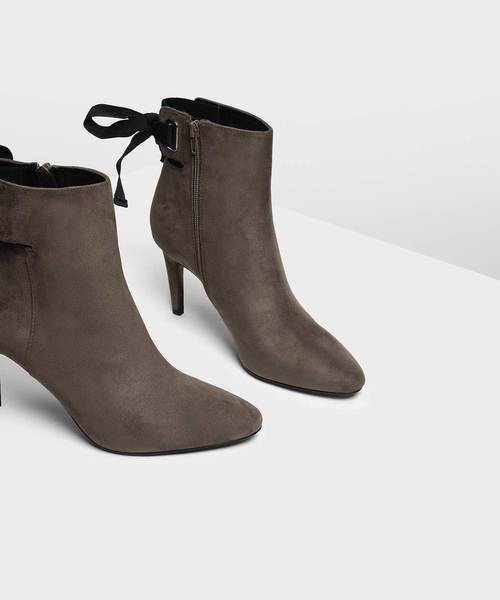 CHARLES & KEITH(チャールズ & キース)の「レースアップボウアンクルブーツ / LACE UP BOW ANKLE BOOTS(ブーツ・レディース・ブルーグリーン/ブラック/ライトベージュ・24.5cm/25cm/23cm/23.5cm/25.5cm/22.5cm)」の13枚目の写真