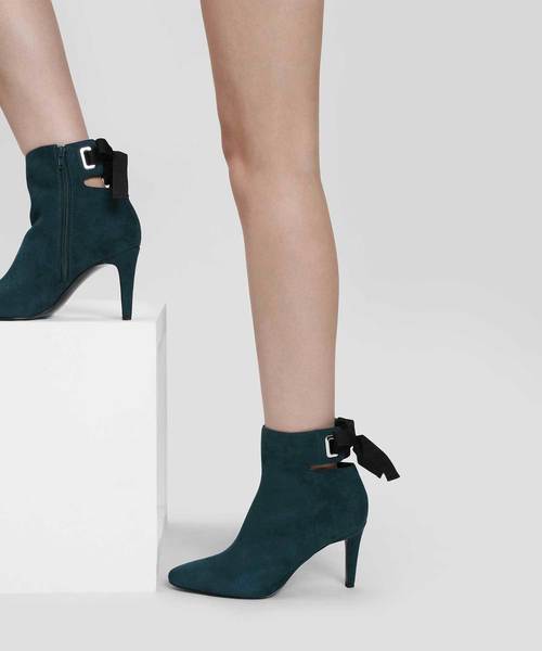 CHARLES & KEITH(チャールズ & キース)の「レースアップボウアンクルブーツ / LACE UP BOW ANKLE BOOTS(ブーツ・レディース・ブルーグリーン/ブラック/ライトベージュ・24.5cm/25cm/23cm/23.5cm/25.5cm/22.5cm)」の16枚目の写真