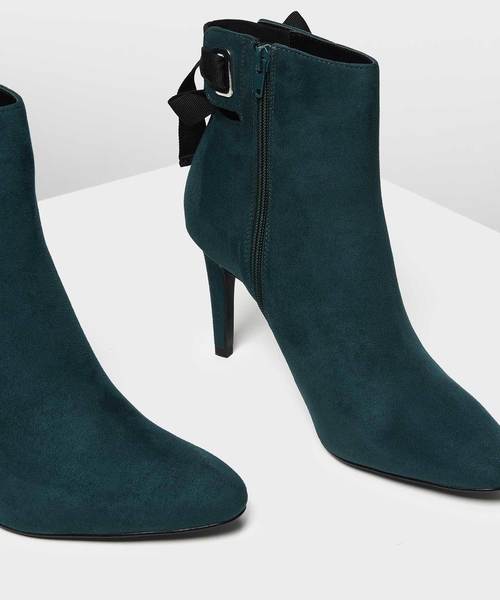 CHARLES & KEITH(チャールズ & キース)の「レースアップボウアンクルブーツ / LACE UP BOW ANKLE BOOTS(ブーツ・レディース・ブルーグリーン/ブラック/ライトベージュ・24.5cm/25cm/23cm/23.5cm/25.5cm/22.5cm)」の19枚目の写真