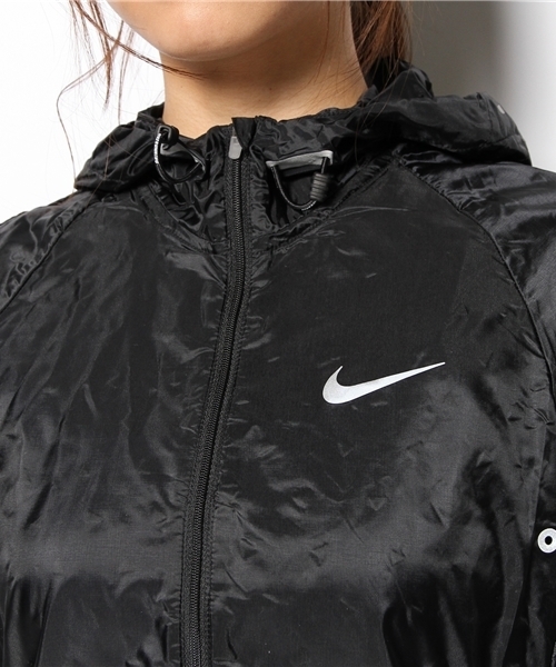 NIKE(ナイキ)の「ナイキ ウィメンズ サイクロン ジャケット NIKE AS CYCLONE JACKET 588658(ナイロンジャケット・レディース・ホワイト/ブラック/レッド・MEDIUM/SMALL)」の4枚目の写真