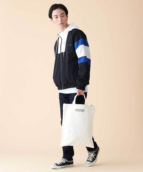 Calvin Klein Jeans(カルヴァンクラインジーンズ)の「スリーブ カラー ストライプ ナイロン ジャケット(ナイロンジャケット・メンズ・ブラック・S/M/L/XL)」の2枚目の写真