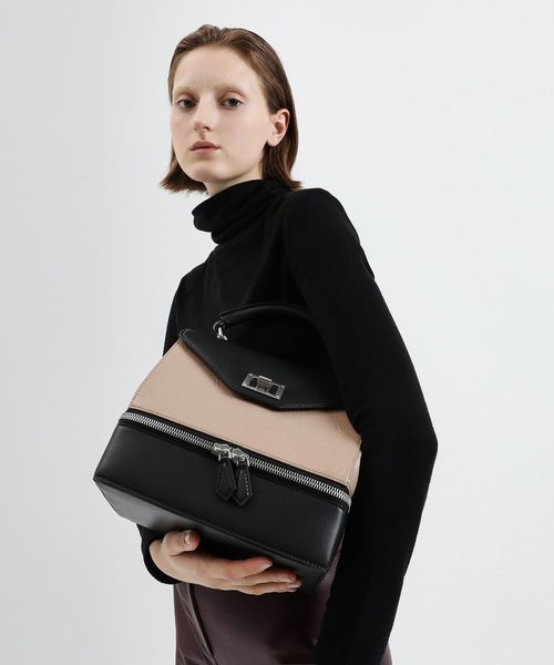 CHARLES & KEITH（チャールズ & キース）の「2ウェイジップトップハンドルバッグ / Two-Way Zip Top Handle Bag（ハンドバッグ・レディース・ブラック/ベージュ・M）」の4枚目の写真