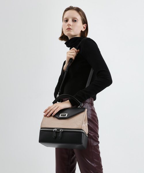 CHARLES & KEITH（チャールズ & キース）の「2ウェイジップトップハンドルバッグ / Two-Way Zip Top Handle Bag（ハンドバッグ・レディース・ブラック/ベージュ・M）」の10枚目の写真