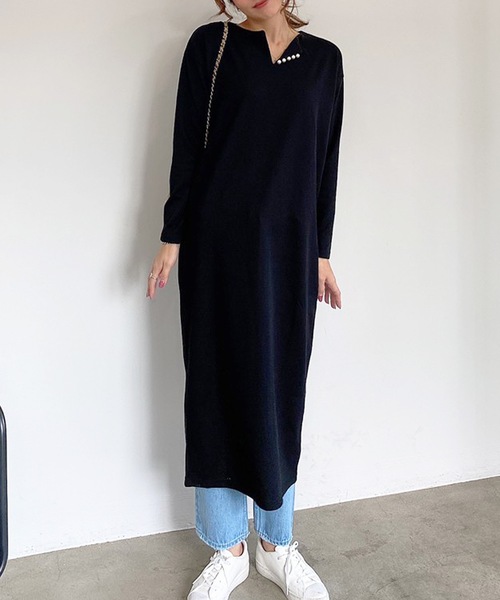 M y u(ミュー)の「ネックパールニットロングワンピース(ワンピース・レディース・ブラック/ベージュ/カーキ・FREE)」の5枚目の写真