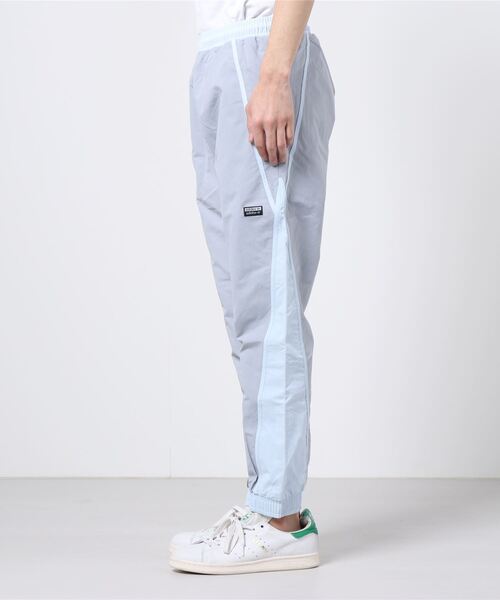 adidas（アディダス）の「R.Y.V. Vライン ウーブン トラックパンツ