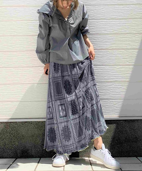 Q（キュー）の「バイカラーマイクロプリーツペイズリースカート（スカート・レディース・ライトグレー/ネイビー・MEDIUM）」の9枚目の写真