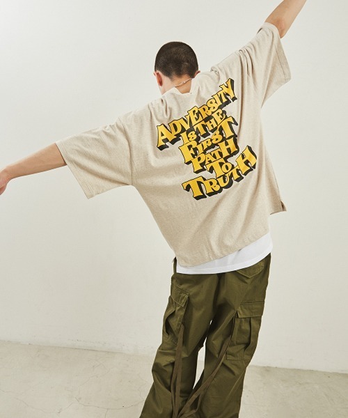 WEGO（ウィゴー）の「WEGO/ヘビーウエイト グラフィティビックシルエット5分袖Tシャツ（Tシャツ/カットソー・メンズ・ブラック/オレンジ/オートミール/ホワイト・LARGE/SMALL/MEDIUM）」の5枚目の写真