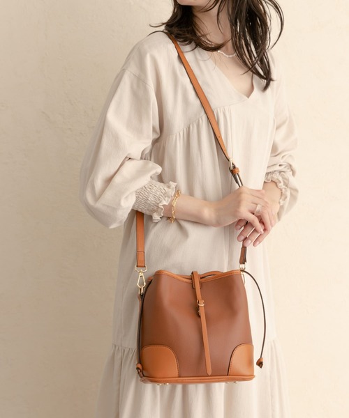 RODE SKO（ロデスコ）の「IMELDA ハンドルバイカラーミニバッグ（ショルダーバッグ・レディース・ホワイト/ベージュ/ブラウン/アイボリー・ONE）」の6枚目の写真