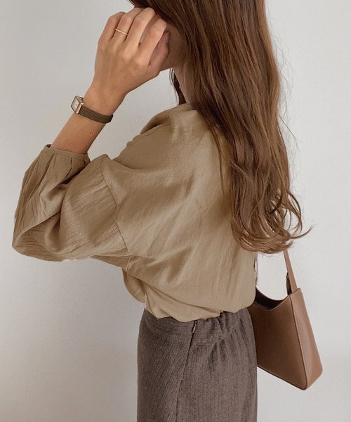 LAUIR（ラウアー）の「ボリュームスリーブバックリボンブラウス（シャツ/ブラウス・レディース・アイボリー/モカ/グレイッシュベージュ/ブラック/ピンク/ワインレッド/ブルー/ネイビー/チャコールグレー/マスタード/オレンジ系その他/グリーン系その他・MEDIUM/LARGE/SMALL/X-LARGE）」の5枚目の写真