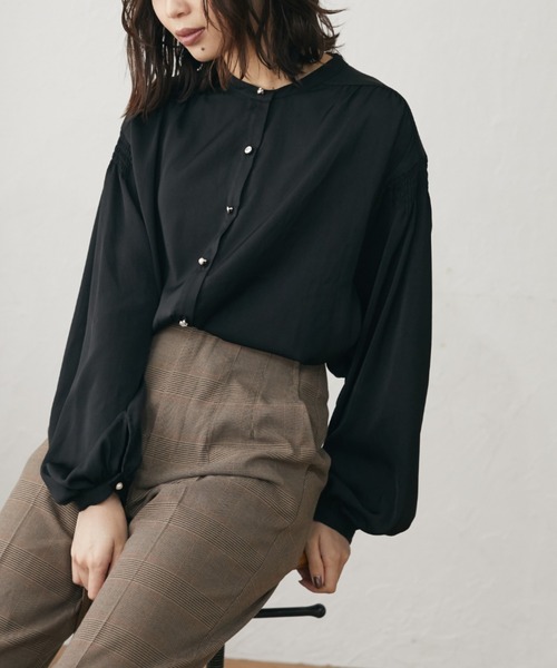 ELENCARE DUE（エレンカーレデュエ）の「・ELENCARE DUE ボリュームスリーブブラウス＊（シャツ/ブラウス・レディース・ベージュ/ブルー/アイボリー/ブラック・FREE）」の2枚目の写真