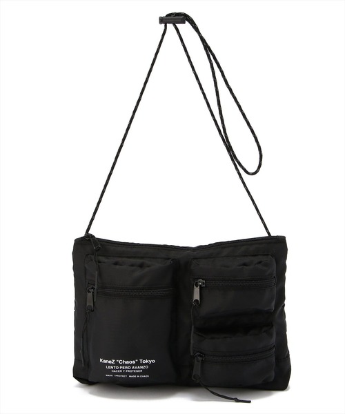 KaneZ（ケインズ）の「KaneZ/ケインズ/ロゴプリントサコッシュショルダーバッグ（ショルダーバッグ・メンズ・レッド/ブラック・FREE）」の2枚目の写真