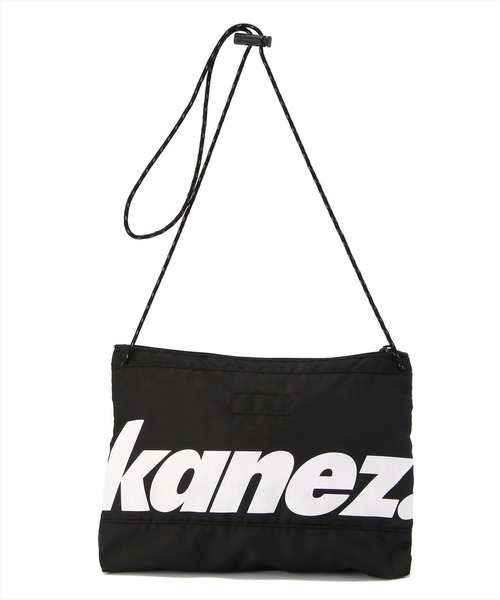 KaneZ（ケインズ）の「KaneZ/ケインズ/ロゴプリントサコッシュショルダーバッグ（ショルダーバッグ・メンズ・レッド/ブラック・FREE）」の3枚目の写真