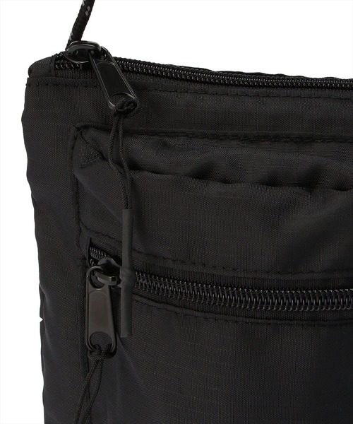 KaneZ（ケインズ）の「KaneZ/ケインズ/ロゴプリントサコッシュショルダーバッグ（ショルダーバッグ・メンズ・レッド/ブラック・FREE）」の5枚目の写真