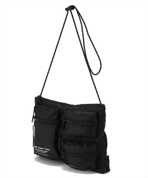 KaneZ（ケインズ）の「KaneZ/ケインズ/ロゴプリントサコッシュショルダーバッグ（ショルダーバッグ・メンズ・レッド/ブラック・FREE）」の4枚目の写真