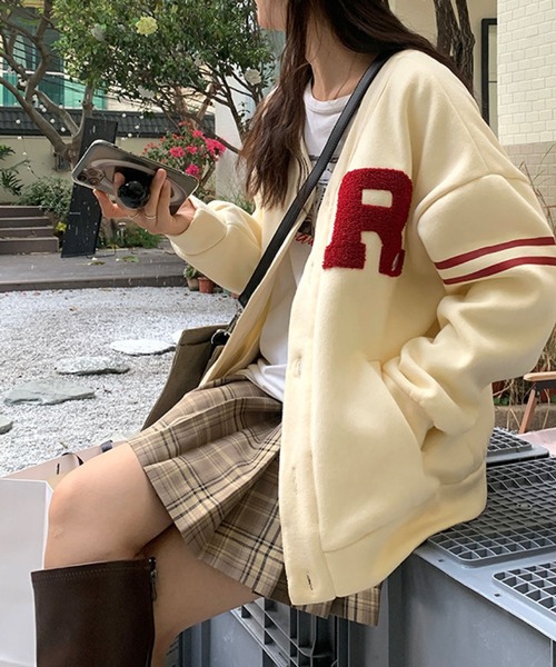 meJane(ミージェーン)の「Rサガラ刺繍ワッペンロゴスウェットカーディガン【ZOZOTOWN限定】(カーディガン/ボレロ・レディース・ブラック/グレー/アイボリー・FREE)」の2枚目の写真