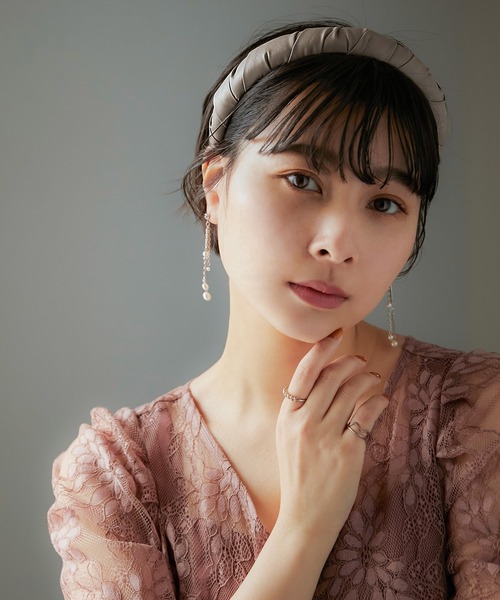 niana（ニアナ）の「フェイクレザーギャザーカチューシャ（カチューシャ・レディース・ベージュ/カーキ・FREE）」の2枚目の写真