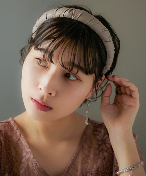 niana（ニアナ）の「フェイクレザーギャザーカチューシャ（カチューシャ・レディース・ベージュ/カーキ・FREE）」の3枚目の写真