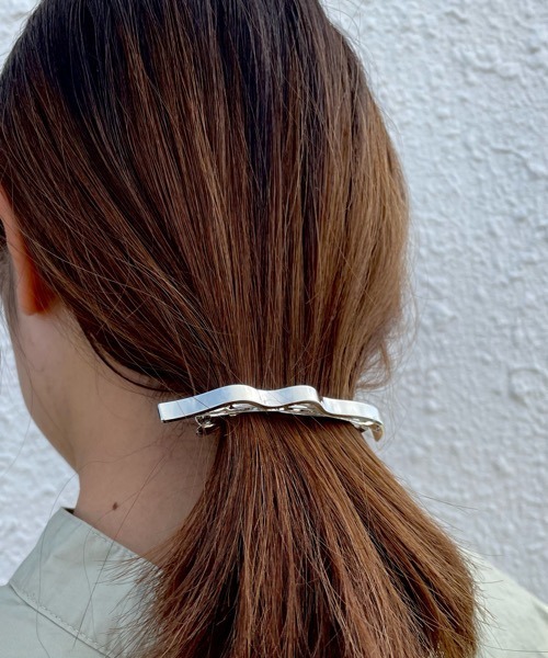 tone（トーン）の「【aussi/オッスィー】ウェーブ　メタル　スリム　バレッタ（ニッケルフリー）（バレッタ/ヘアクリップ・レディース・シルバー/ゴールド/シルバー系その他/ゴールド系その他・FREE）」の2枚目の写真