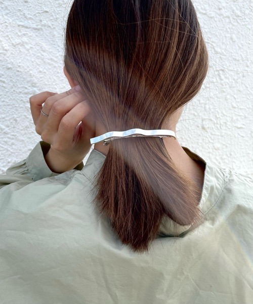 tone（トーン）の「【aussi/オッスィー】ウェーブ　メタル　スリム　バレッタ（ニッケルフリー）（バレッタ/ヘアクリップ・レディース・シルバー/ゴールド/シルバー系その他/ゴールド系その他・FREE）」の6枚目の写真