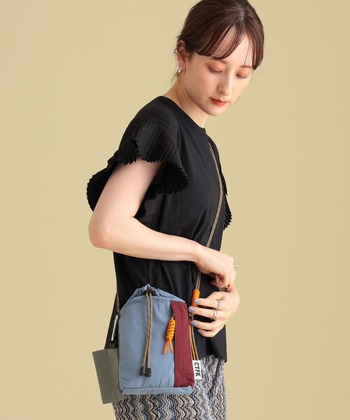 Ray BEAMS（レイビームス）の「CONTROL FREAK / ナイロン ハンディ ショルダーバッグ（ショルダーバッグ・レディース・ブラック/ライトブルー・ONE SIZE）」の2枚目の写真