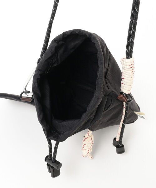 Ray BEAMS（レイビームス）の「CONTROL FREAK / ナイロン ハンディ ショルダーバッグ（ショルダーバッグ・レディース・ブラック/ライトブルー・ONE SIZE）」の6枚目の写真