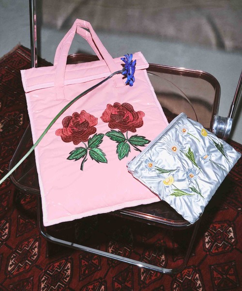 Casselini(キャセリーニ)の「Casselini(キャセリーニ)刺繍PCケース(PC・タブレットケース・レディース・ブラック/ピンク/シルバー・FREE)」の2枚目の写真