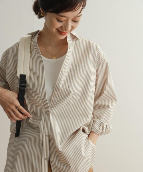 URBAN RESEARCH DOORS(アーバンリサーチドアーズ)の「コットンレギュラーカラーオーバーシャツ(シャツ/ブラウス・レディース・グリーン/ベージュ・MEDIUM)」の2枚目の写真