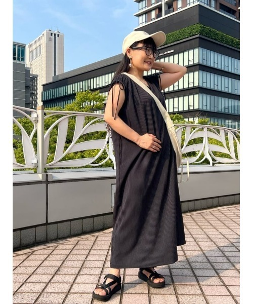 Right-on(ライトオン)の「【HONEYSUCKLE ROSE】サラサラ冷感リボンワンピ(シャツワンピース・レディース・ブラック×グレー/ブラック・L/M)」の21枚目の写真