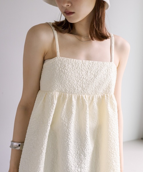 新品タグ付き♡ミストレアス♡バレエコアぺプラムキャミソール♡オフホワイト mystic（ミスティック）の「エンボスキャミソール（キャミソール