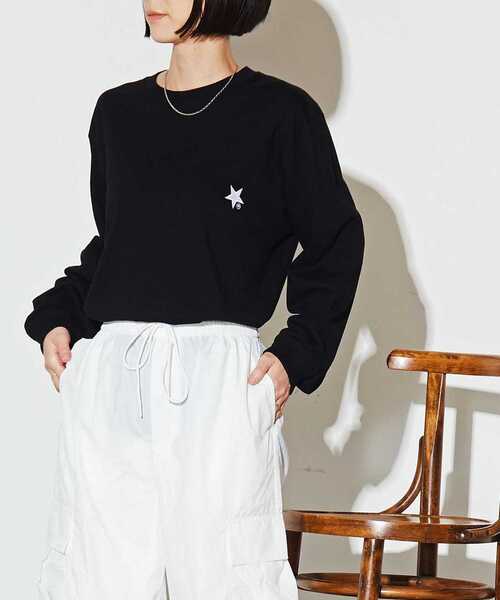 CONVERSE TOKYO(コンバーストウキョウ)の「CIRCLE LOGO LONGSLEEVE TEE(Tシャツ/カットソー・レディース・ベージュ/ホワイト/ブラック・FREE)」の2枚目の写真