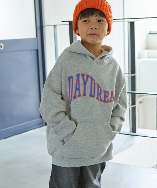 PAIRMANON STREET（ペアマノンストリート）の「【PAIRMANON STREET】ロゴプリント ポケット付き プルパーカー（パーカー・キッズ・レッド系その他/カーキ/アイボリー/ピンク/マスタード/ブラウン/ブラック系その他/ネイビー/グレー/ブルー系その他・130/150/110/100/140/90/120）」の4枚目の写真