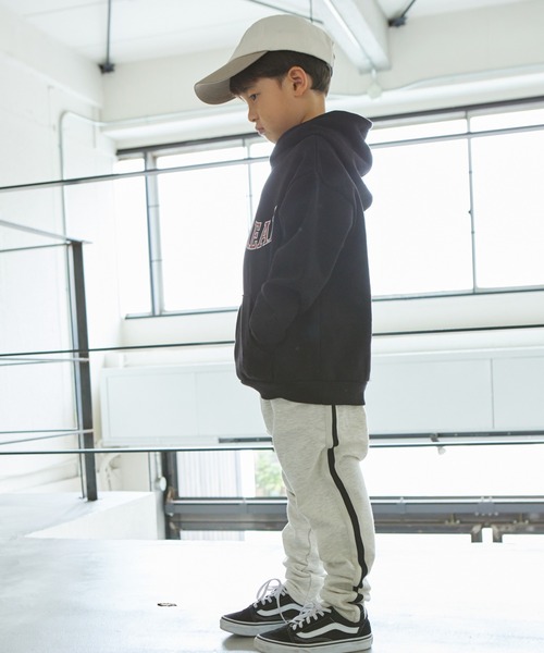 PAIRMANON STREET（ペアマノンストリート）の「【PAIRMANON STREET】ロゴプリント ポケット付き プルパーカー（パーカー・キッズ・レッド系その他/カーキ/アイボリー/ピンク/マスタード/ブラウン/ブラック系その他/ネイビー/グレー/ブルー系その他・130/150/110/100/140/90/120）」の14枚目の写真