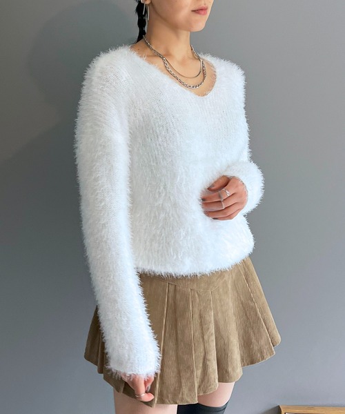 Jewelobe(ジュエローブ)の「シャロ―Vネックシャギーニットプルオーバー(ニット/セーター・レディース・グレー/ブラック/ピンク/ホワイト/ブルー・FREE)」の6枚目の写真