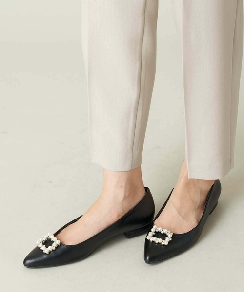 a.v.v（アーヴェヴェ）の「ビジュー付きパンプス（パンプス・レディース・ベージュ/ブラック・22.5/24.5/23.5）」の2枚目の写真