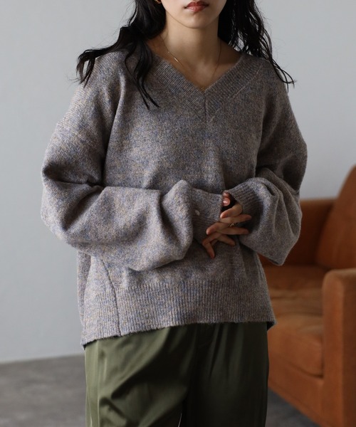 amini（アミニ）の「【2023 A/W新作】Vネックメランジニット（ニット/セーター・レディース・ブルーグリーン/ベージュ/ブラウン・MEDIUM）」の4枚目の写真
