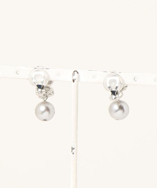 TIMELESS&THREE（タイムレスアンドスリー）の「パールモチーフアシンメトリーイヤリング（イヤリング・レディース・シルバー/ゴールド・FREE）」の3枚目の写真